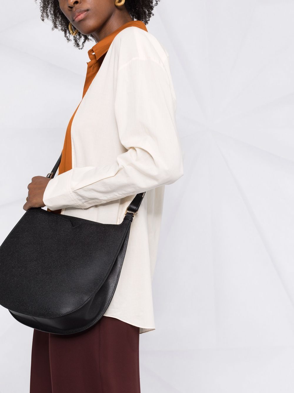 Weekend medium leather shoulder bag