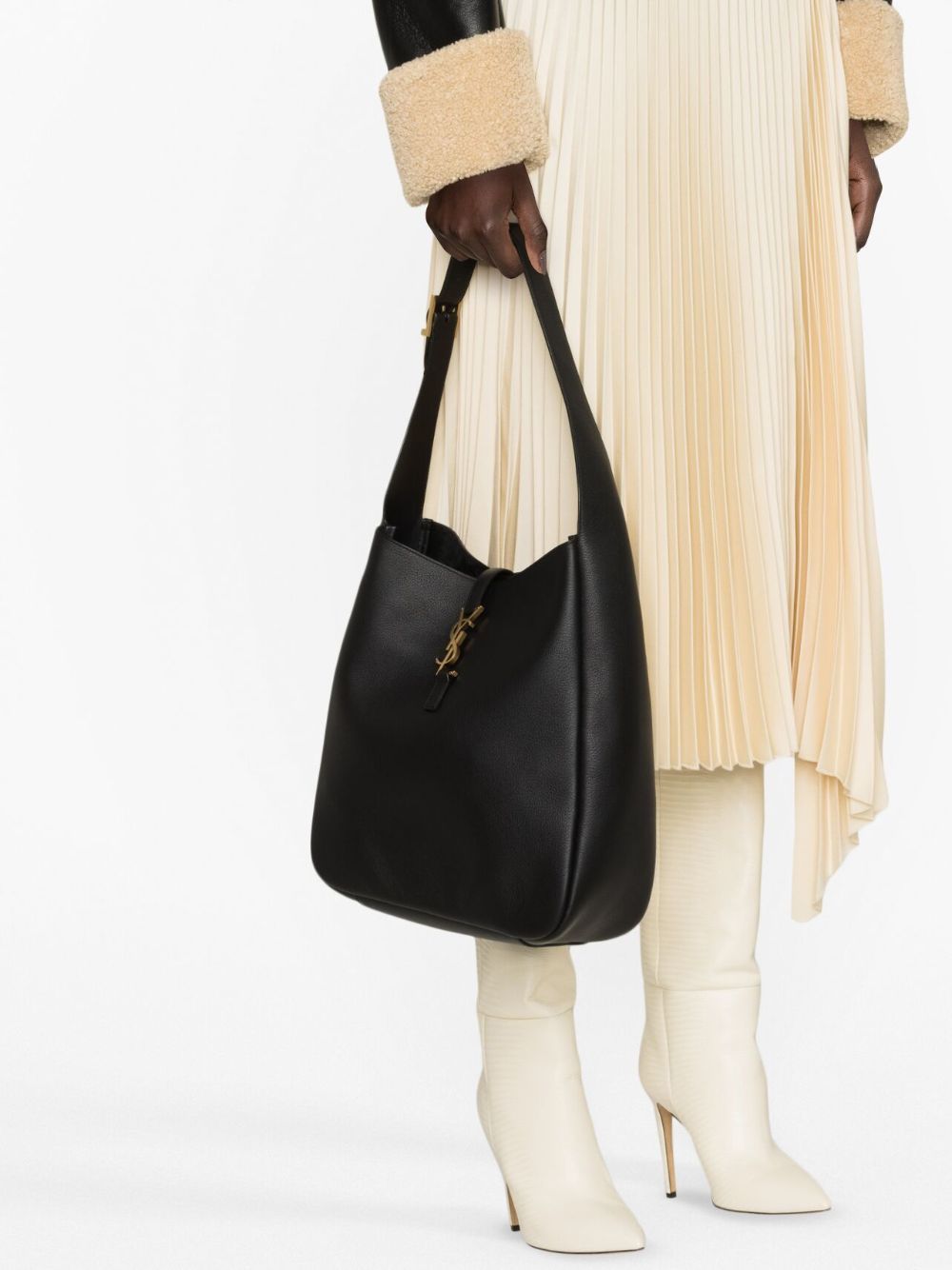 Le 5 à 7 large leather shoulder bag